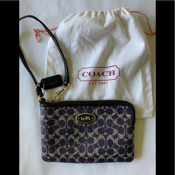 Coach Handbags - NWOT Coach Small Corner Zip Wristlet